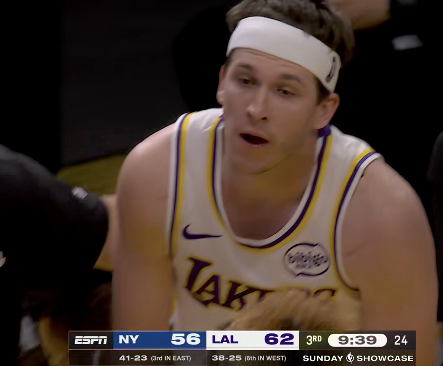 这一下真狠！里夫斯被撞倒 尼克斯vs湖人