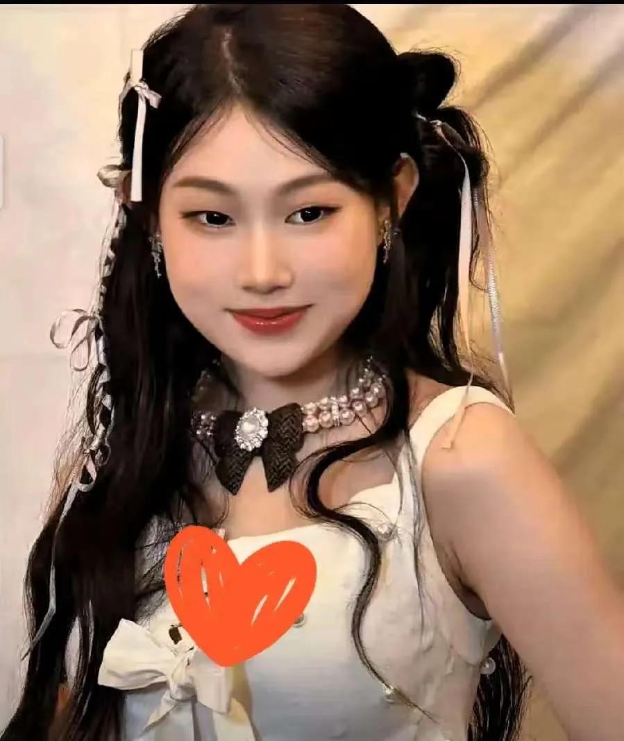 现在全网最难过的人应该就是赵本山了。
 
小沈阳女儿沈佳润在大湾区晚会上一亮相就