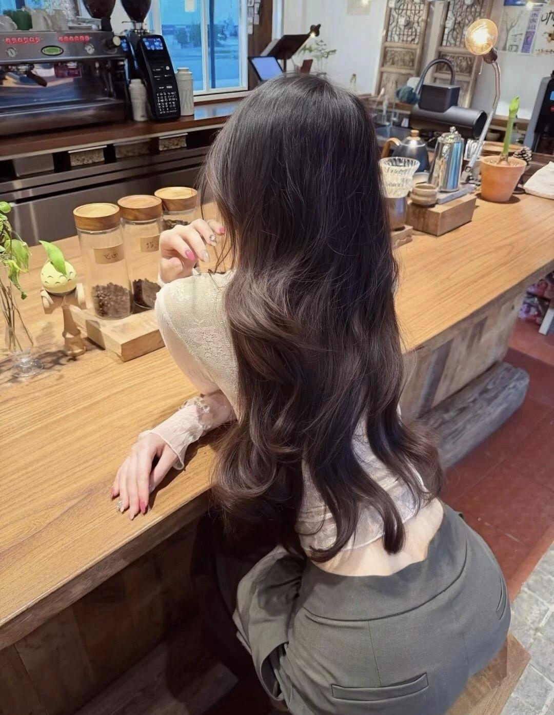 咖啡馆里的温柔时光，享受生活的每一刻。