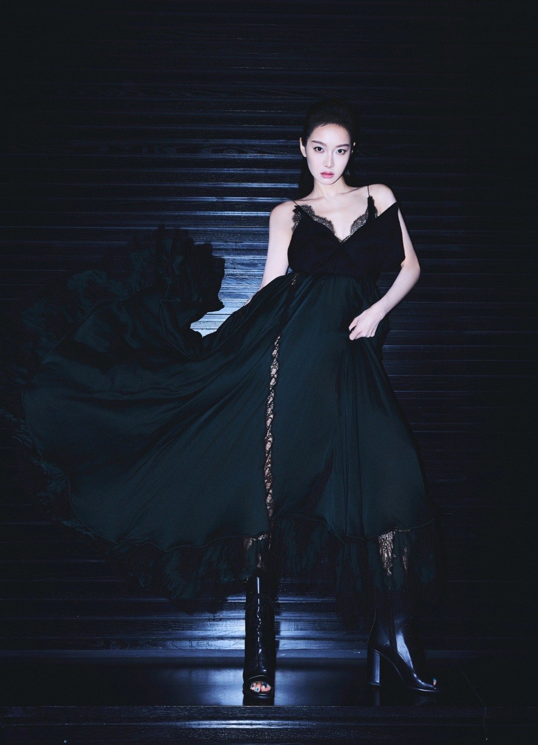 宋茜 × Louis Vuitton今日身穿品牌2025秋冬系列黑色蕾丝吊带裙出