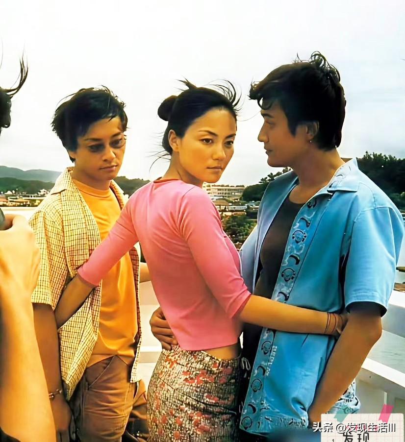 她于1969年夏末生于北京，原名夏琳，后随母姓改名王菲。

1992年，她做了第