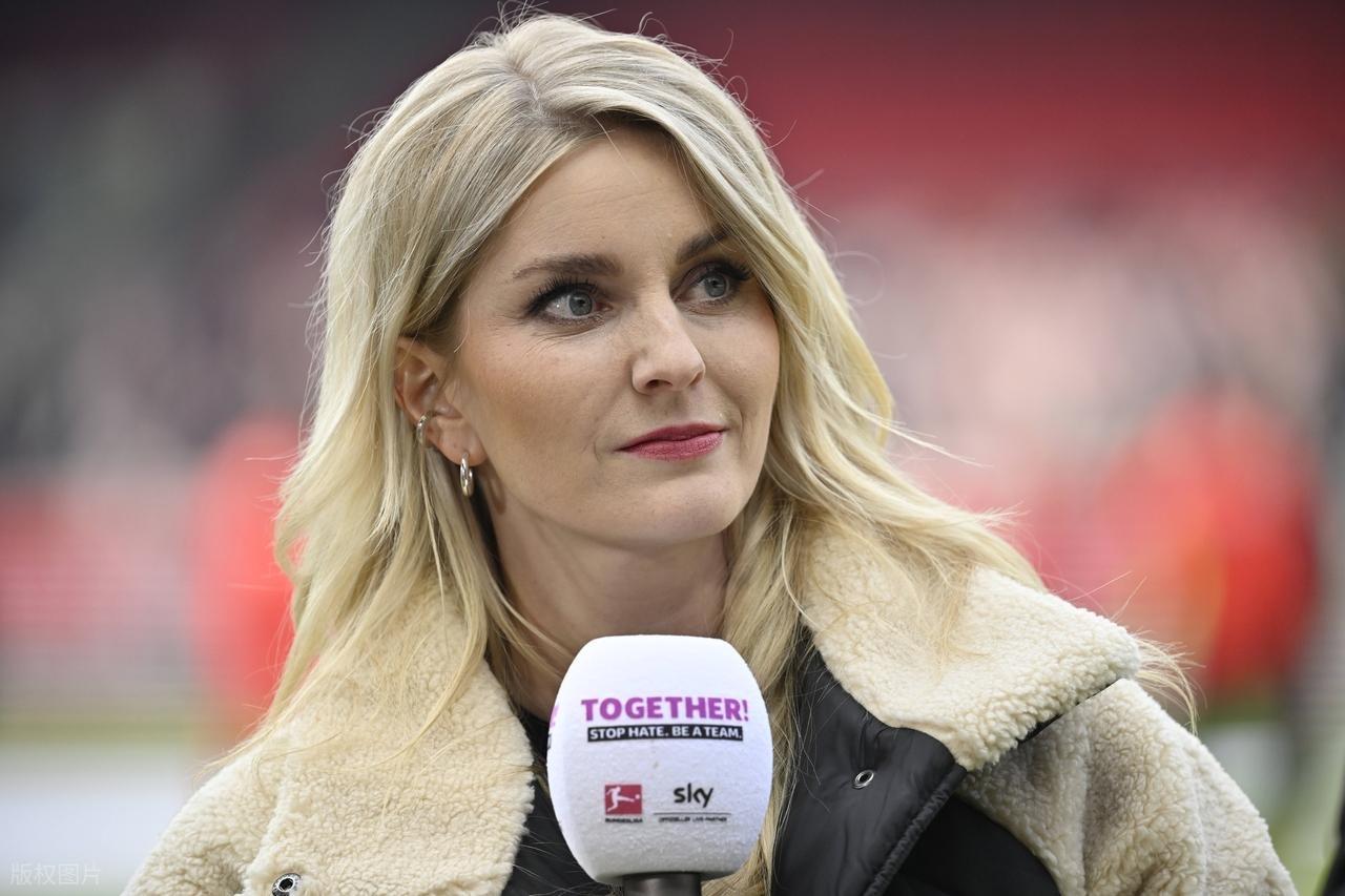 赠卡塔琳娜·克莱因菲尔特

荧屏执话筒，绿茵逐风云。
一时认客误，一笑释纷纭。