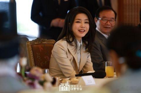 尹锡悦夫人金建希纪录片《第一夫人》上映，一票难求！观众看完气炸：他们毁了这个国家