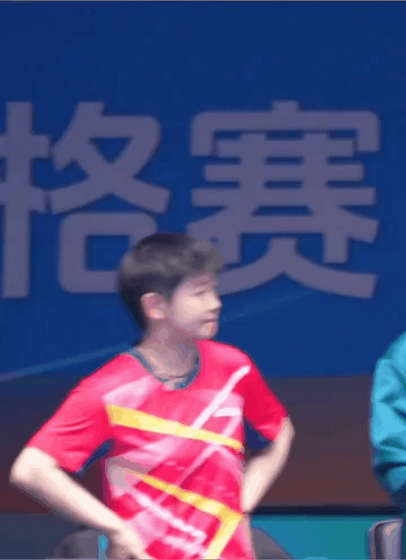 莎莎那挑眉微笑的模样，真是又萌又可爱呀！
 
这不，一觉醒来，莎莎又成了大家热议