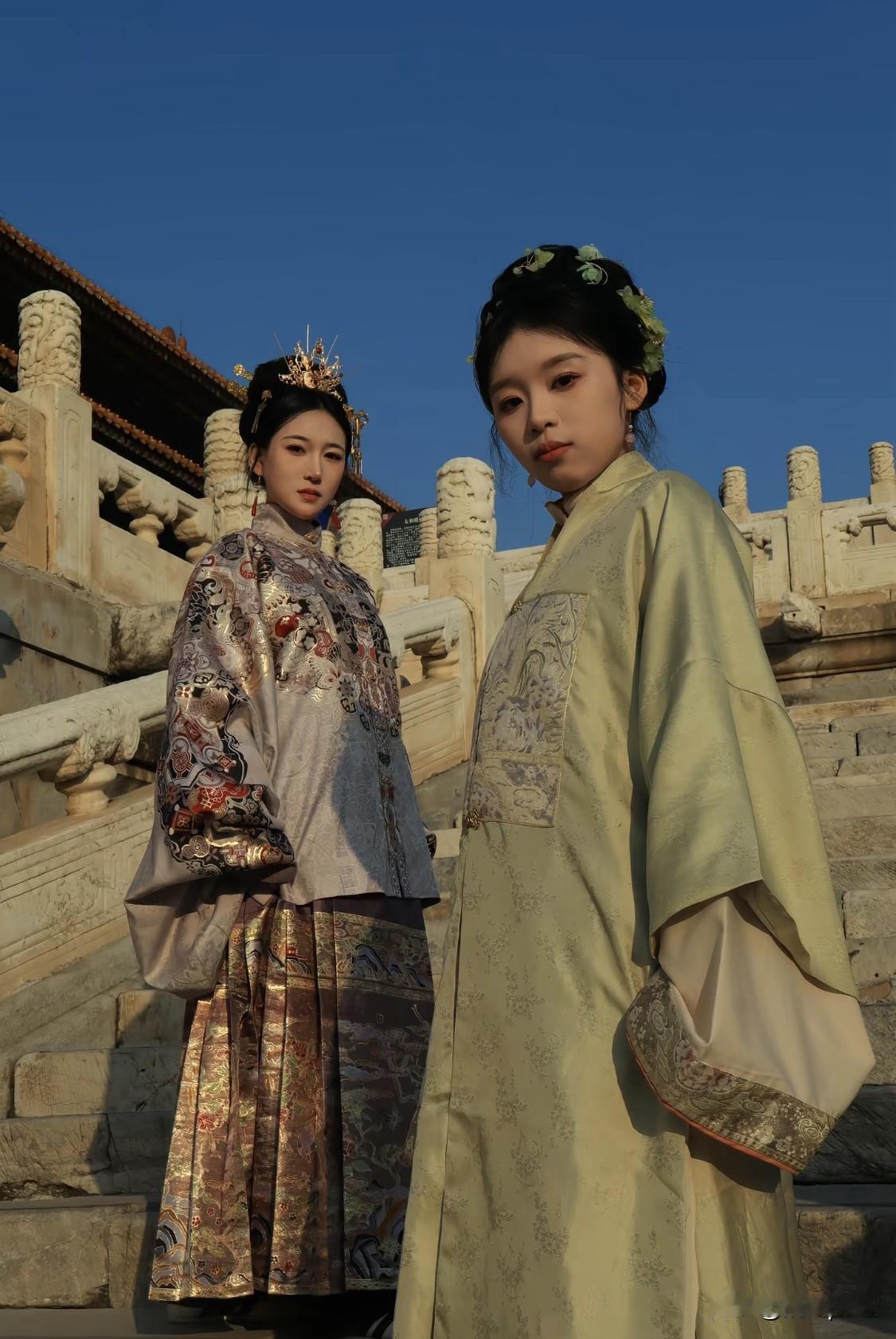 两名穿着汉服的女生在故宫拍摄的照片，非常酷，构图非常经典，两位女生一前一后看着镜