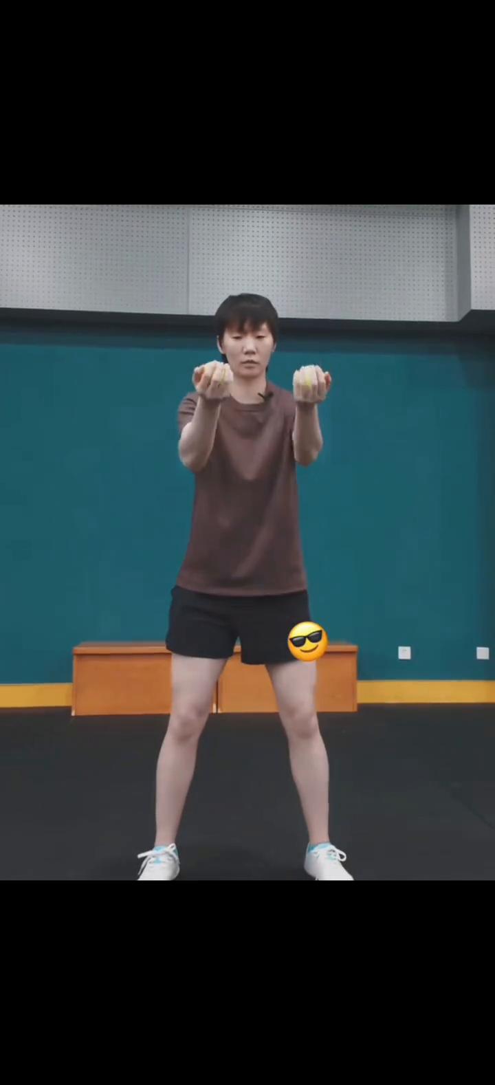 双手掌心向上，左手掌心向下，右手掌心向上，双手掌心向下，训练反应速度，提升手眼协