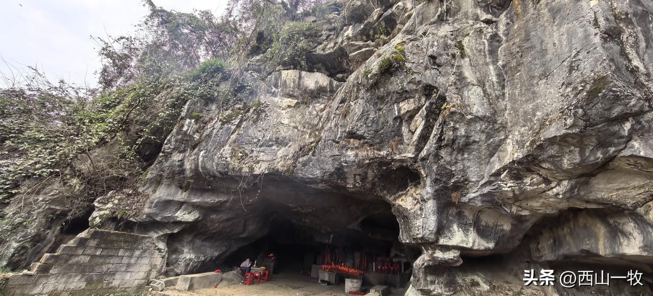 一个未开发的溶洞，在半山腰的位置，据说里面有栩栩如生的天然生成的观音像，但是天然