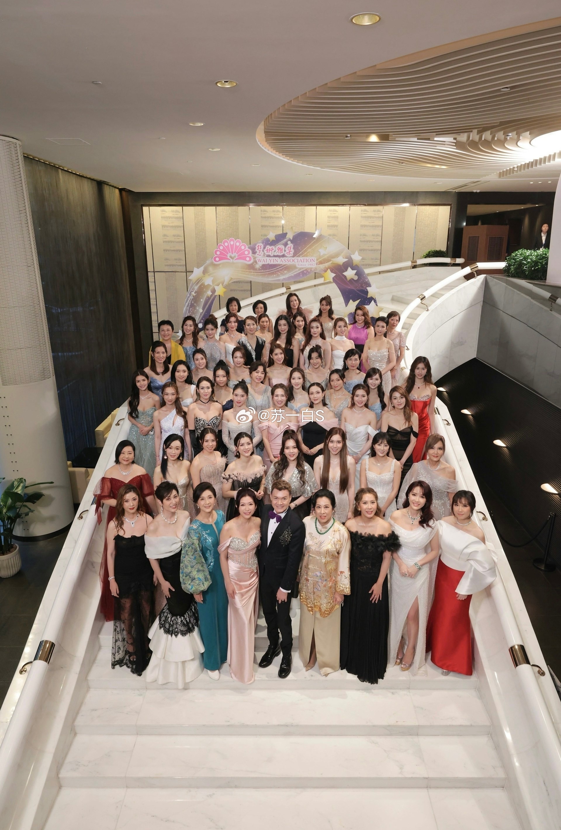 现身“慧妍雅集44周年慈善筹款晚会”的朱玲玲👇（图四：她老公罗康瑞也在现场） 