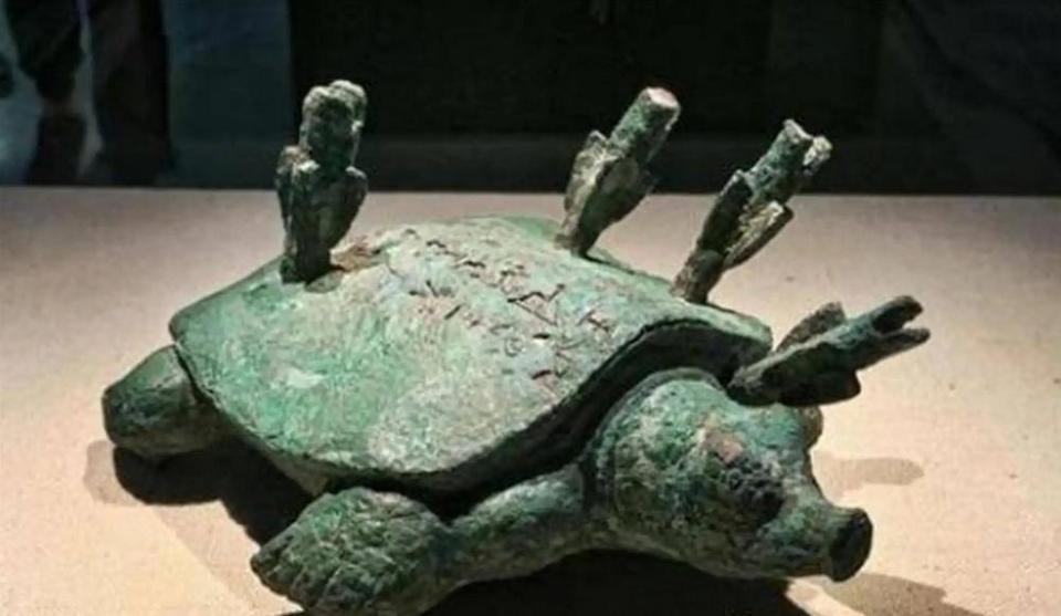 河南老农钓鱼钓上来个“青铜乌龟”，背上还插着4支箭，专家一看估值18亿！

20
