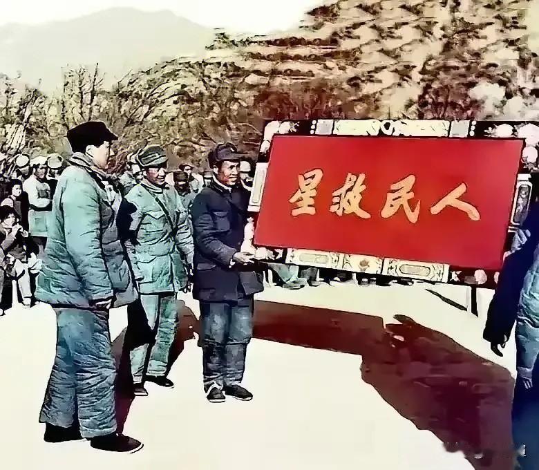 雄才抚四海，铁骨立神州；伟魄昭千古，功德照九州。