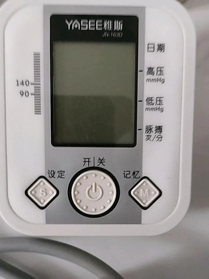 血压是躺着测高还是坐着测高?应该是躺着测比坐着测要高一点，如果是血压正常的人躺着