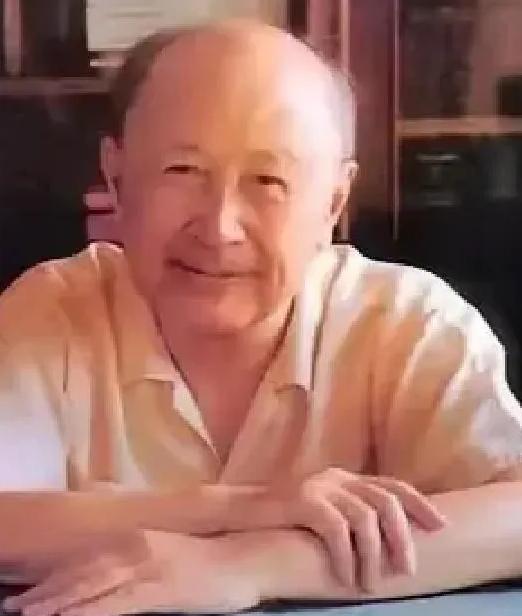 1985年到1988年，美国先后三次重金邀请钱学森访美，又是总统颁奖、又是白宫国