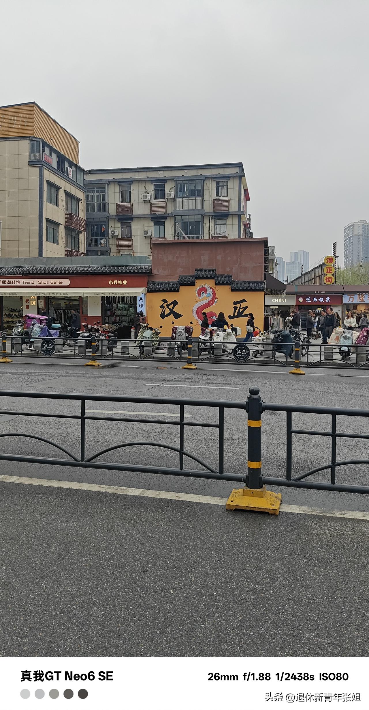 清晨跑步归来，途经一个十字路口，交警正忙碌地指挥着交通。一侧的红绿灯，那等待的时