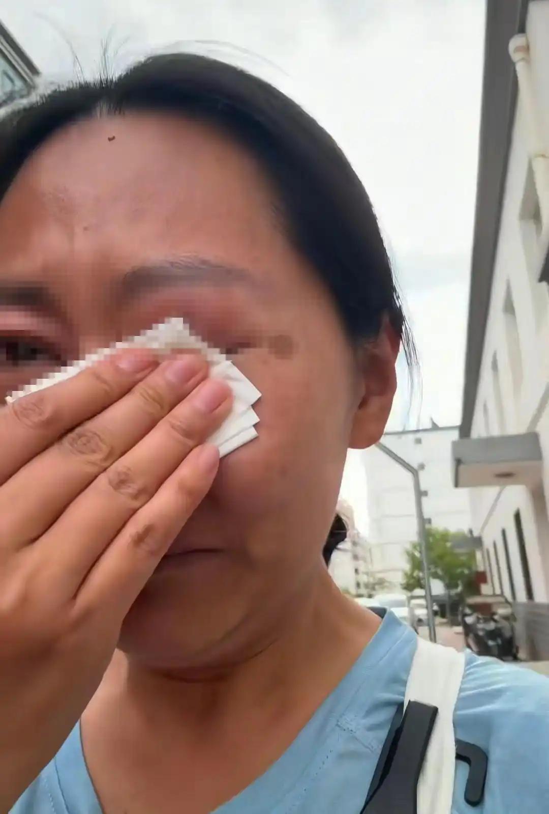 “别让好心人心寒！”2025年5月，甘肃白银，一女子在小区内遛狗时，发现一位坐轮