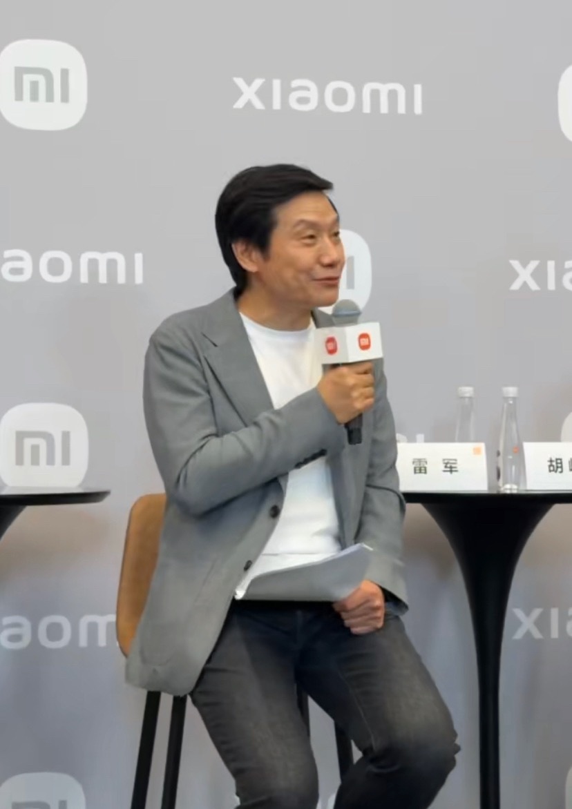 雷军回应为何只公布锁单量雷军：“主要是去年YU7发布的时候，3分钟大定超20万辆