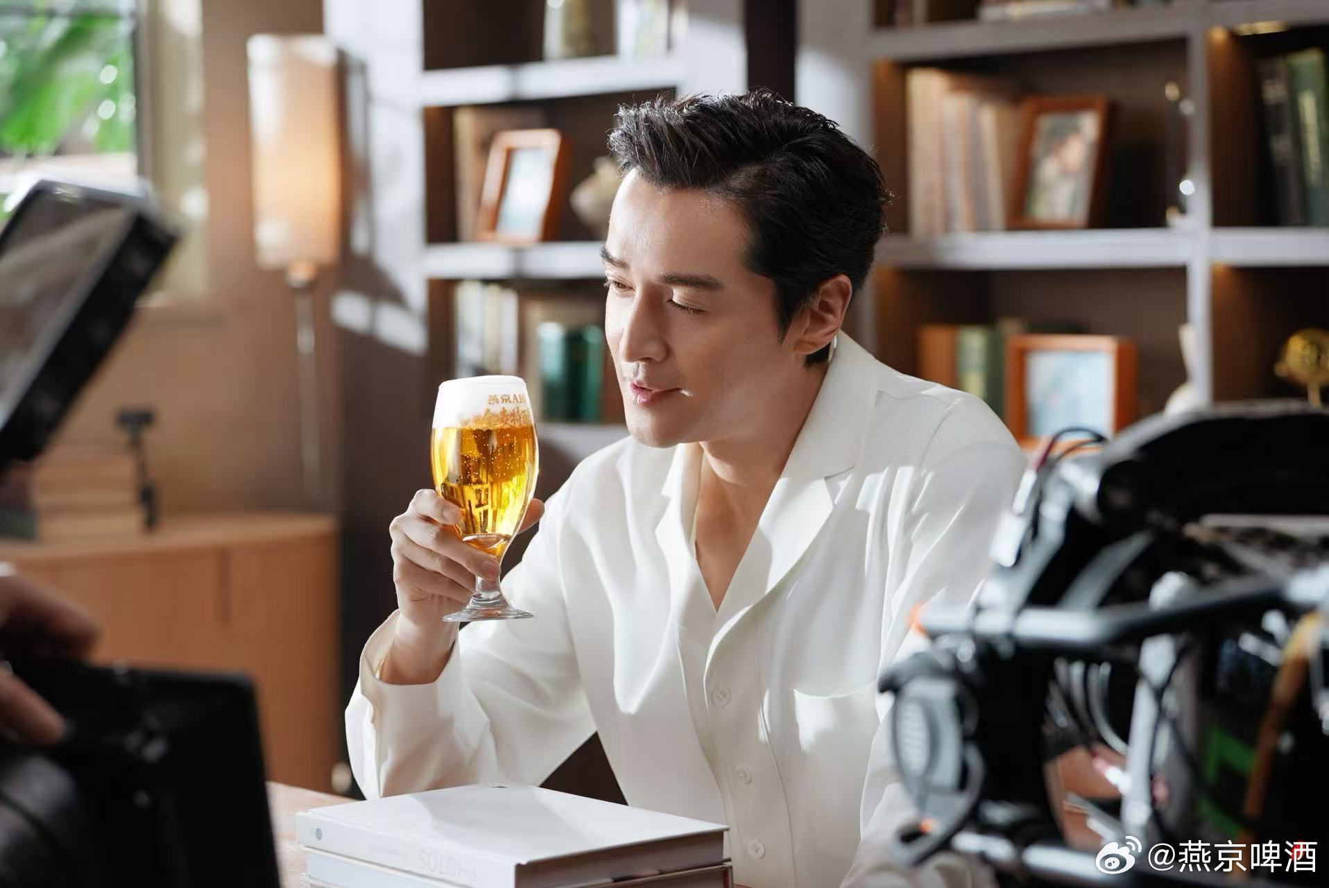 不敢公开在官微转发区大放厥词但还是忍不住要讲一句：白衬衣中空❗❗太烧了❗❗烧男堂