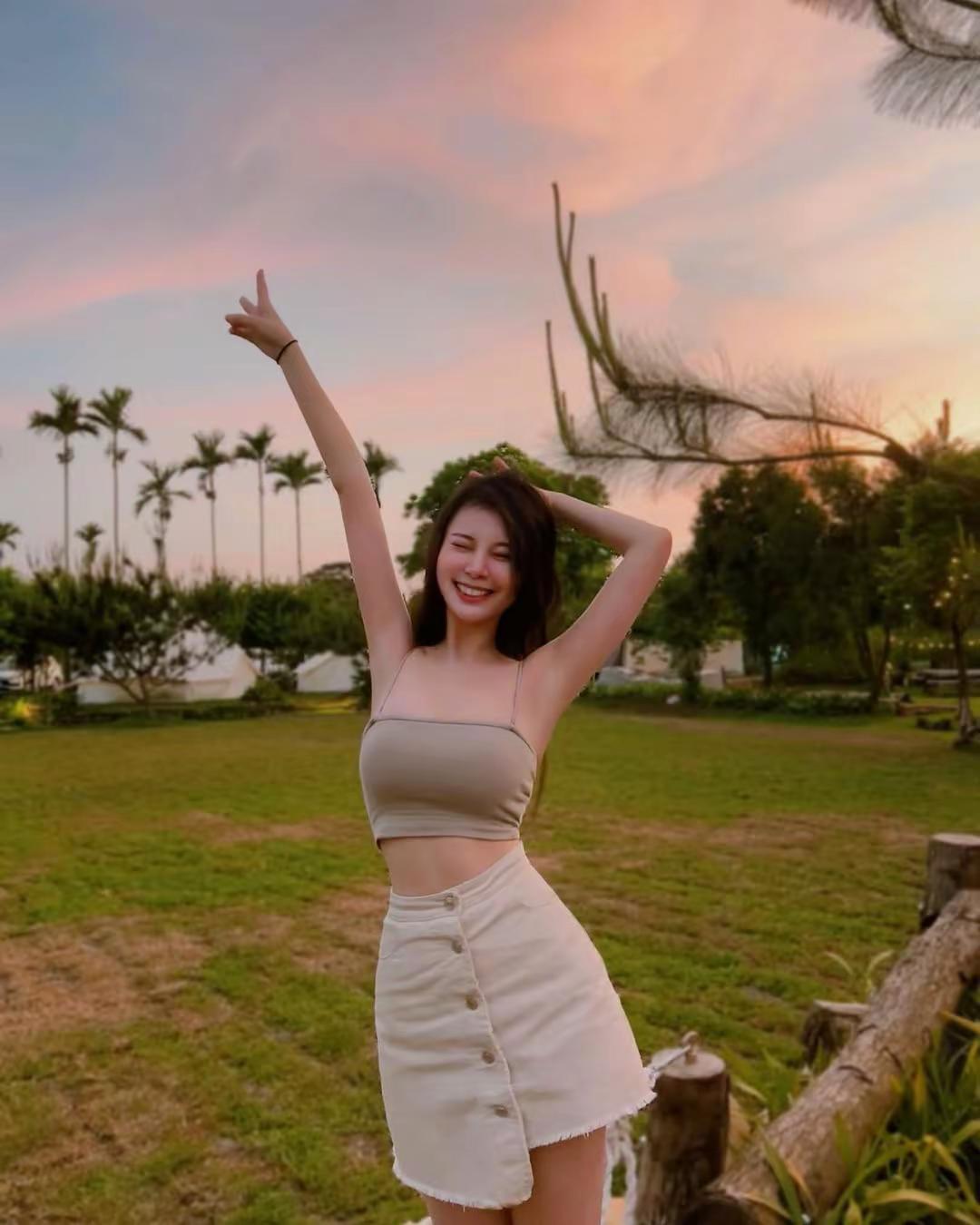 中年少女→正美纯欲海滩 我的夏日户外穿搭 夏日打卡穿搭 辣妹身材