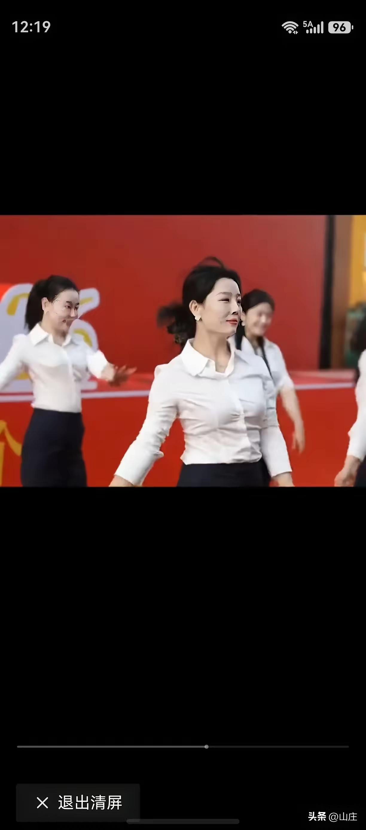 都看看！吕梁“秦主任”国庆舞蹈绝了！
这舞蹈，没有精致舞台，也没有花哨服饰，简简