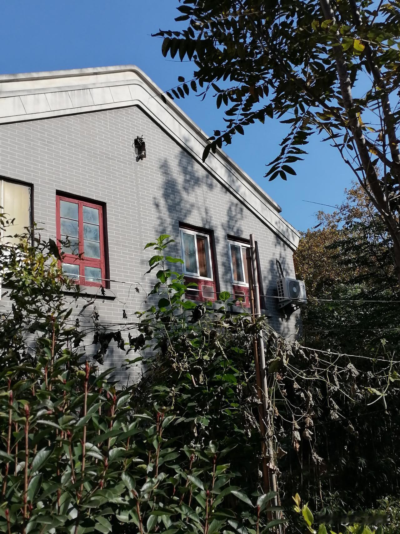 有位朋友说，他就偏爱这种经过改造的老房子！虽说房龄颇长，但改造后的居住体验相当不