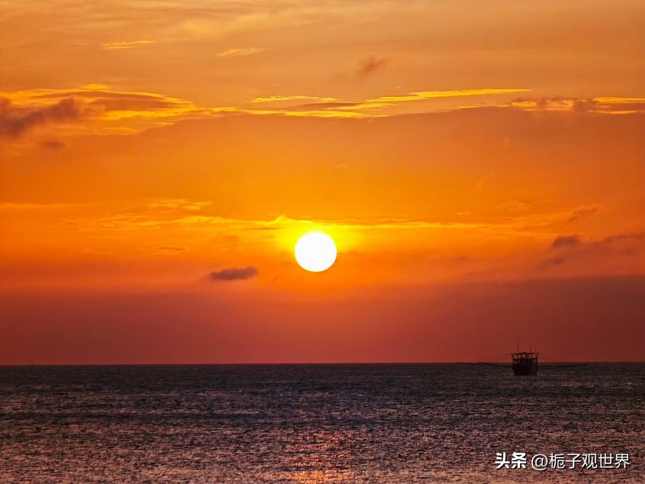 日出东方，海水荡漾，金色阳光，宁静美丽。
看日出太阳从大海升起 随手拍日出奇观