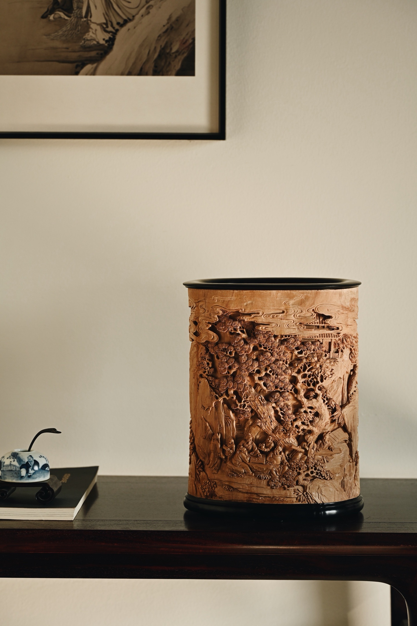 老山檀 | 琴棋书画 大笔筒老料香气浓郁，随形雕琢文士于山间陶然，琴棋书画诗酒畅