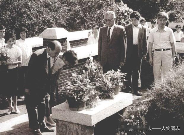 来自海内外的荣氏亲属祭扫荣德生先生墓。鞠躬者为荣毅仁的亲翁、澳门中华总商会主席马