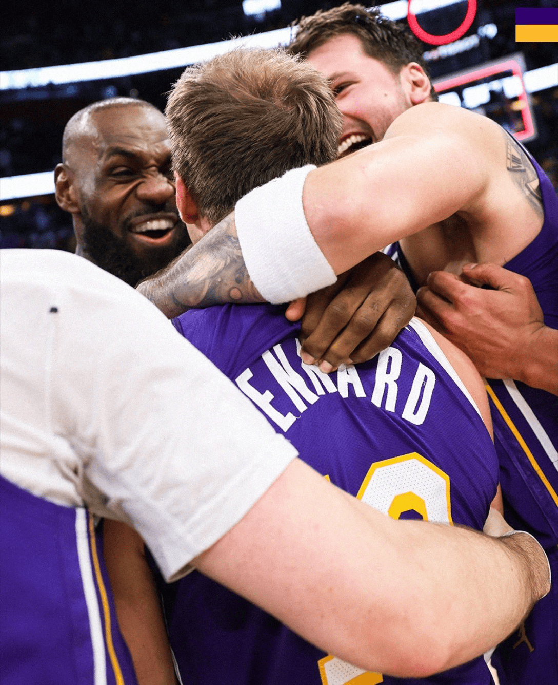 酣畅淋漓！东契奇ins晒卢克-肯纳德绝杀后众球员拥抱庆祝照