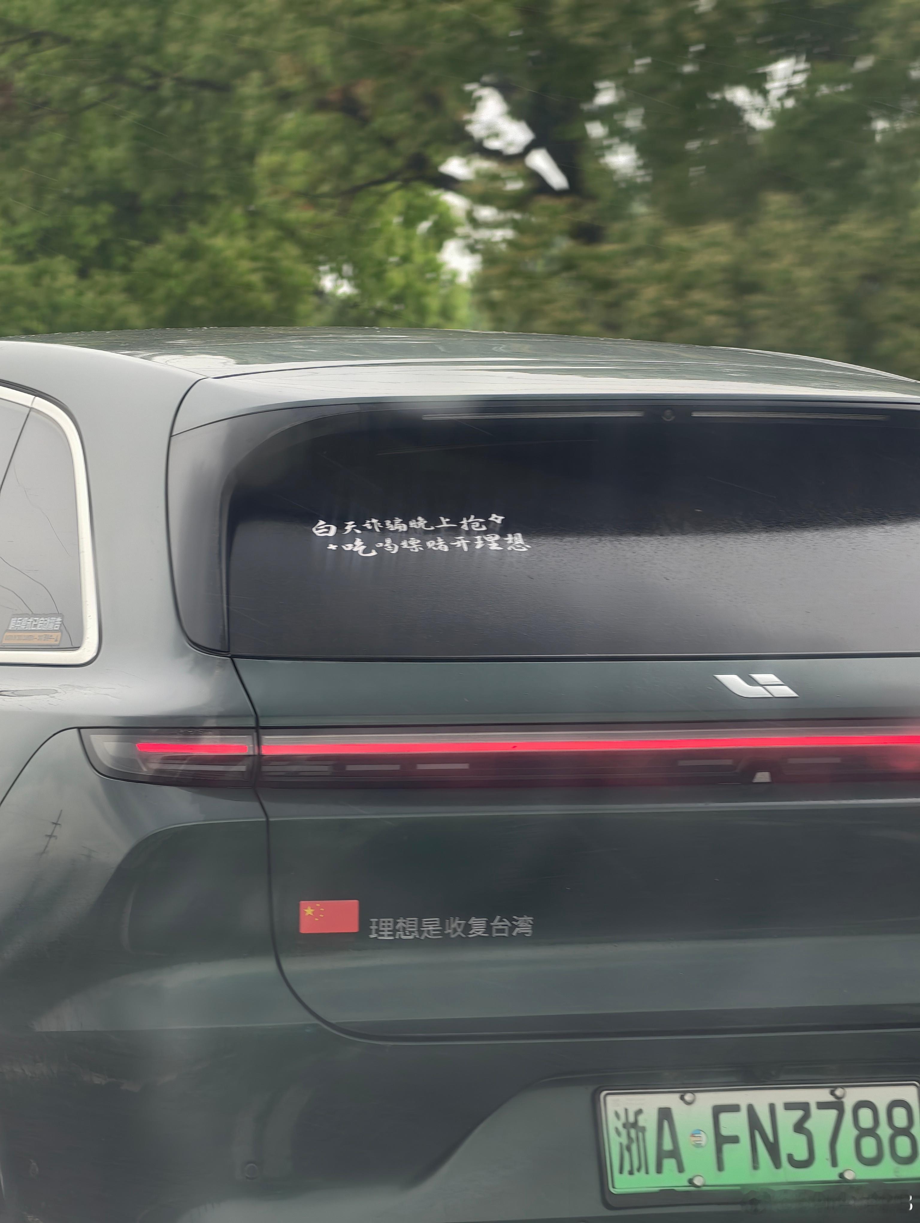 上下一起看，该夸还是骂