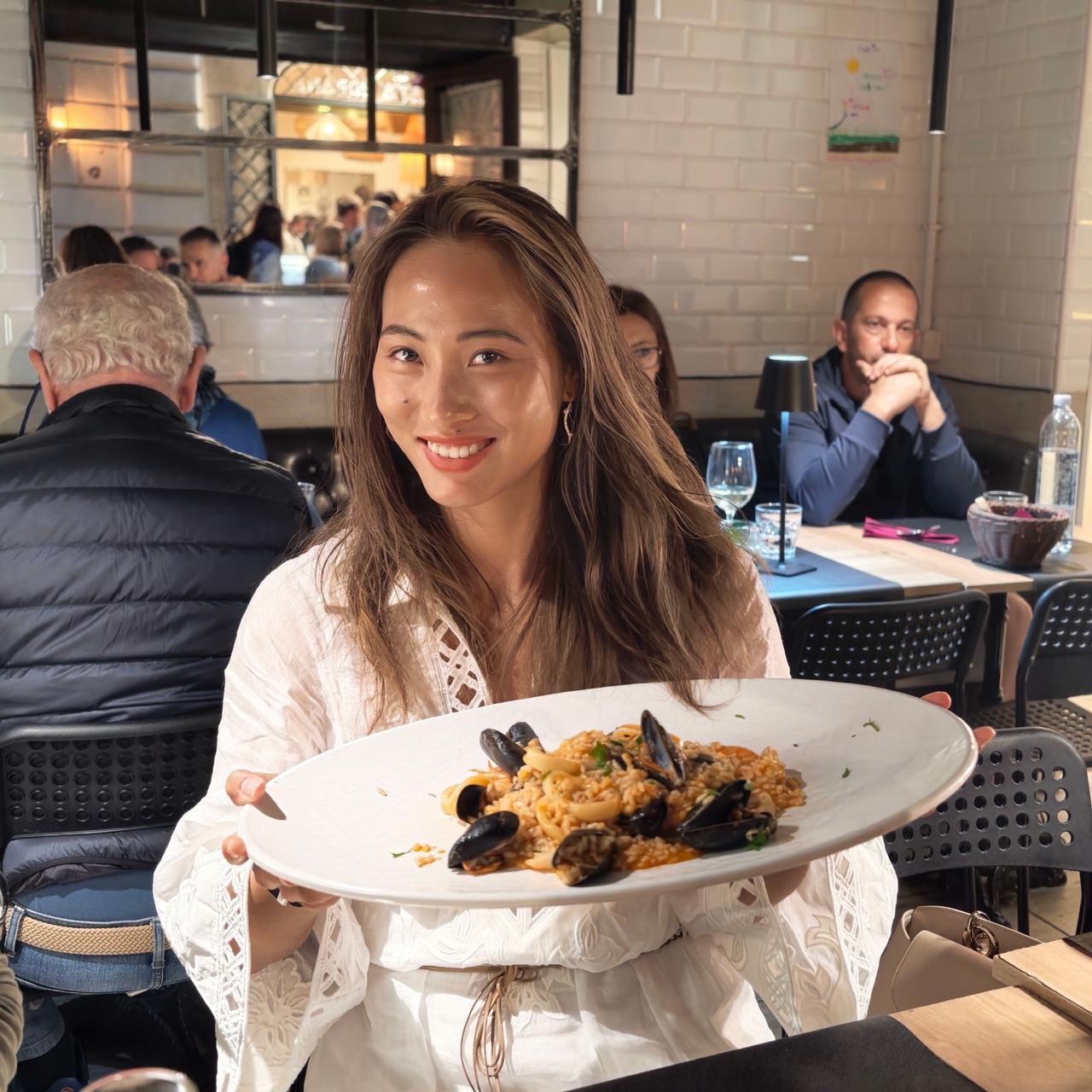 5月3日，郑钦文晒吃饭照，并配文“Eat🥘play🎾and love💛”。