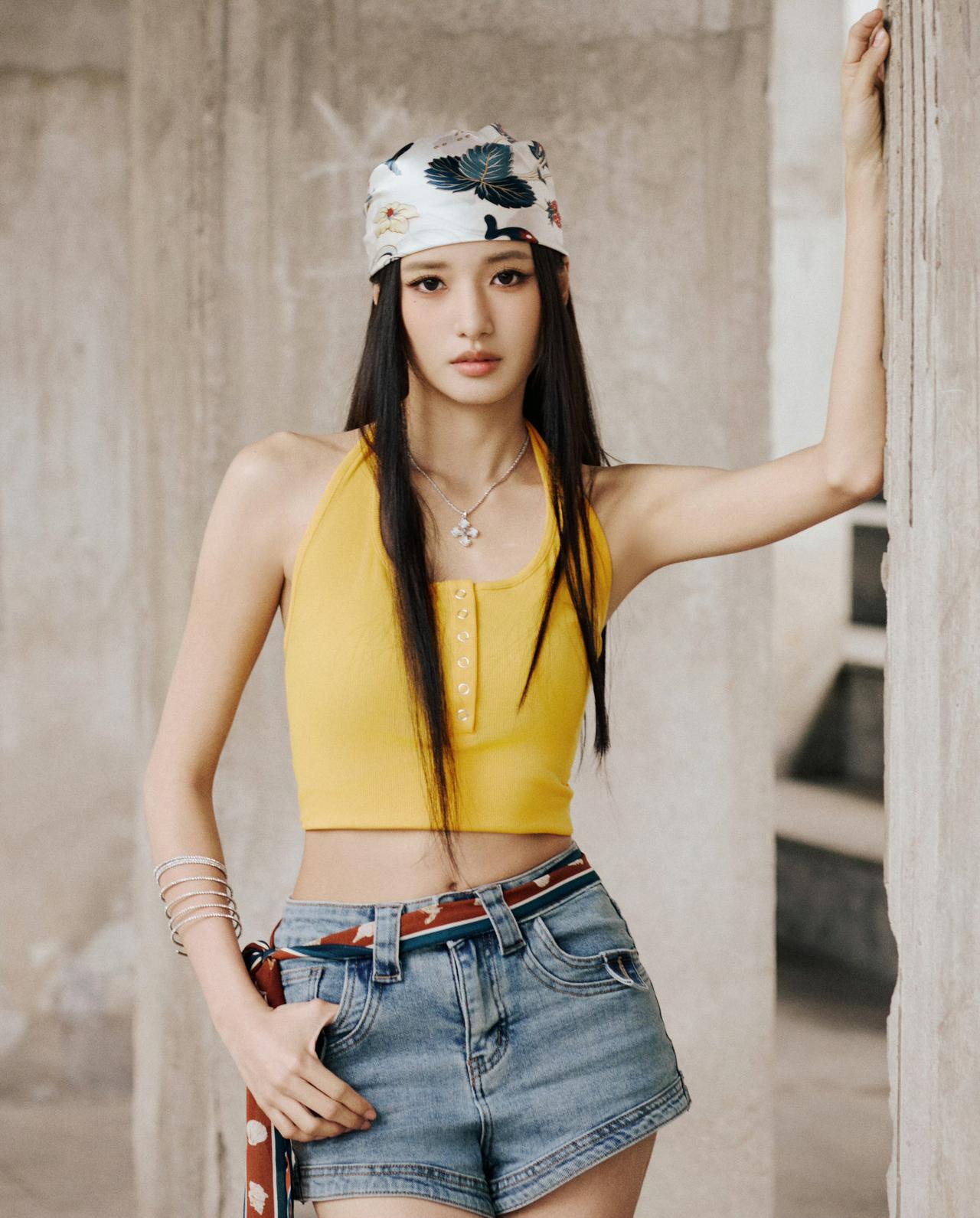 美式复古甜酷风，撞色搭配自带街头吸睛感！
 
亮黄色挂脖短上衣+牛仔热裤，配上红