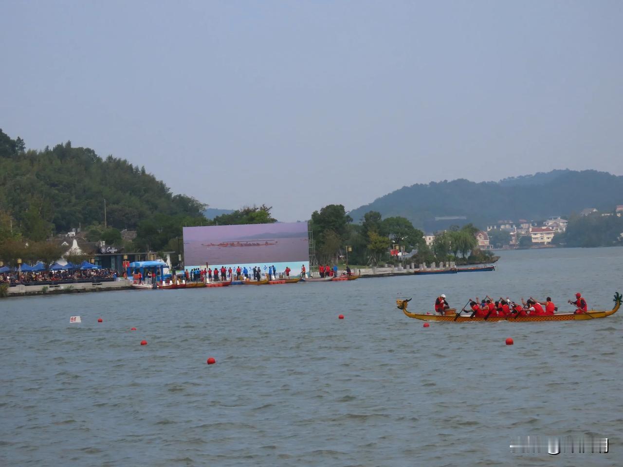 龙舟赛，你追我赶
宁波东钱湖龙舟赛