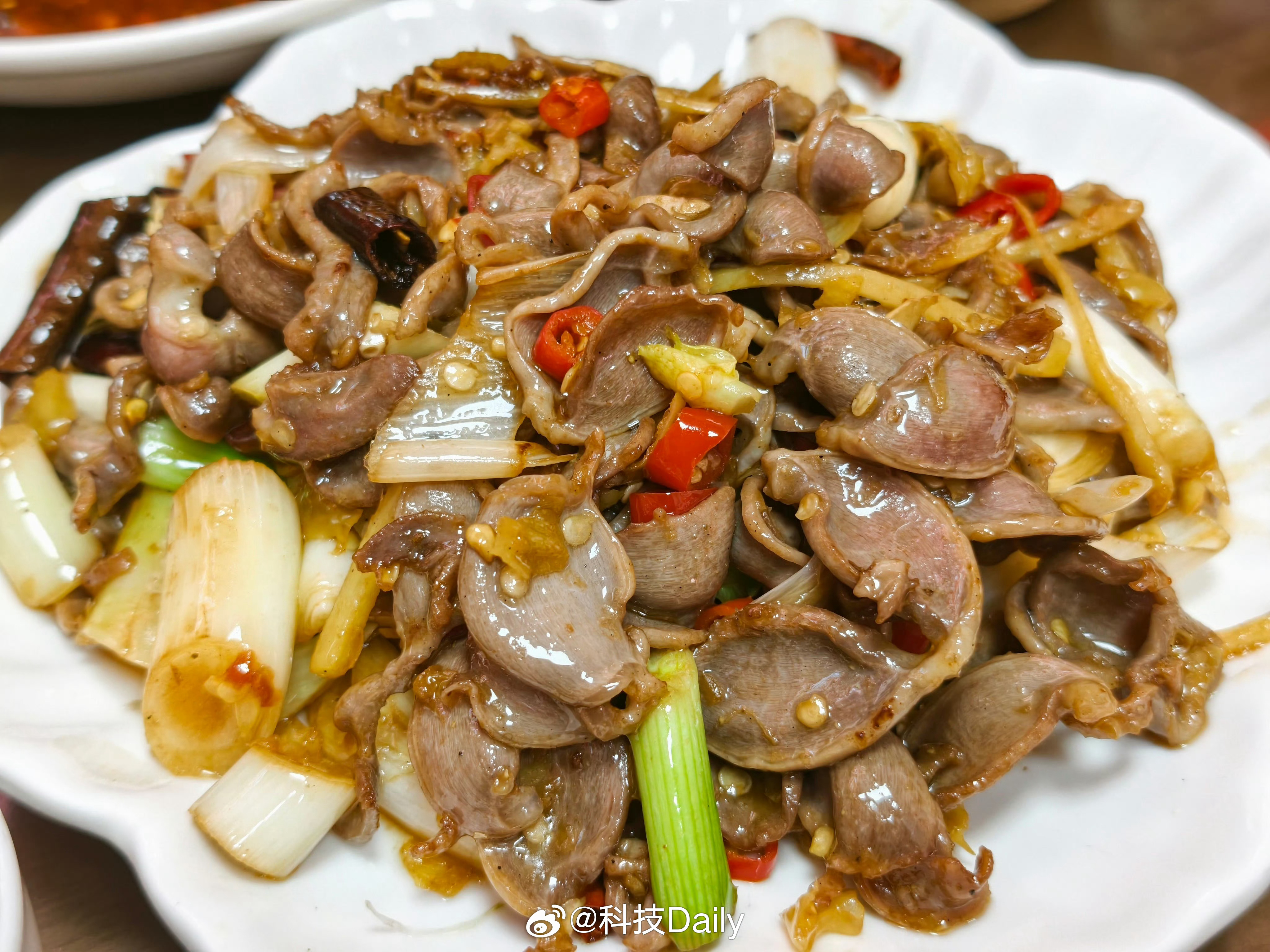 200万火锅店营业额990 现在很多餐厅装修的很豪华，但是菜品一言难尽，说实话这