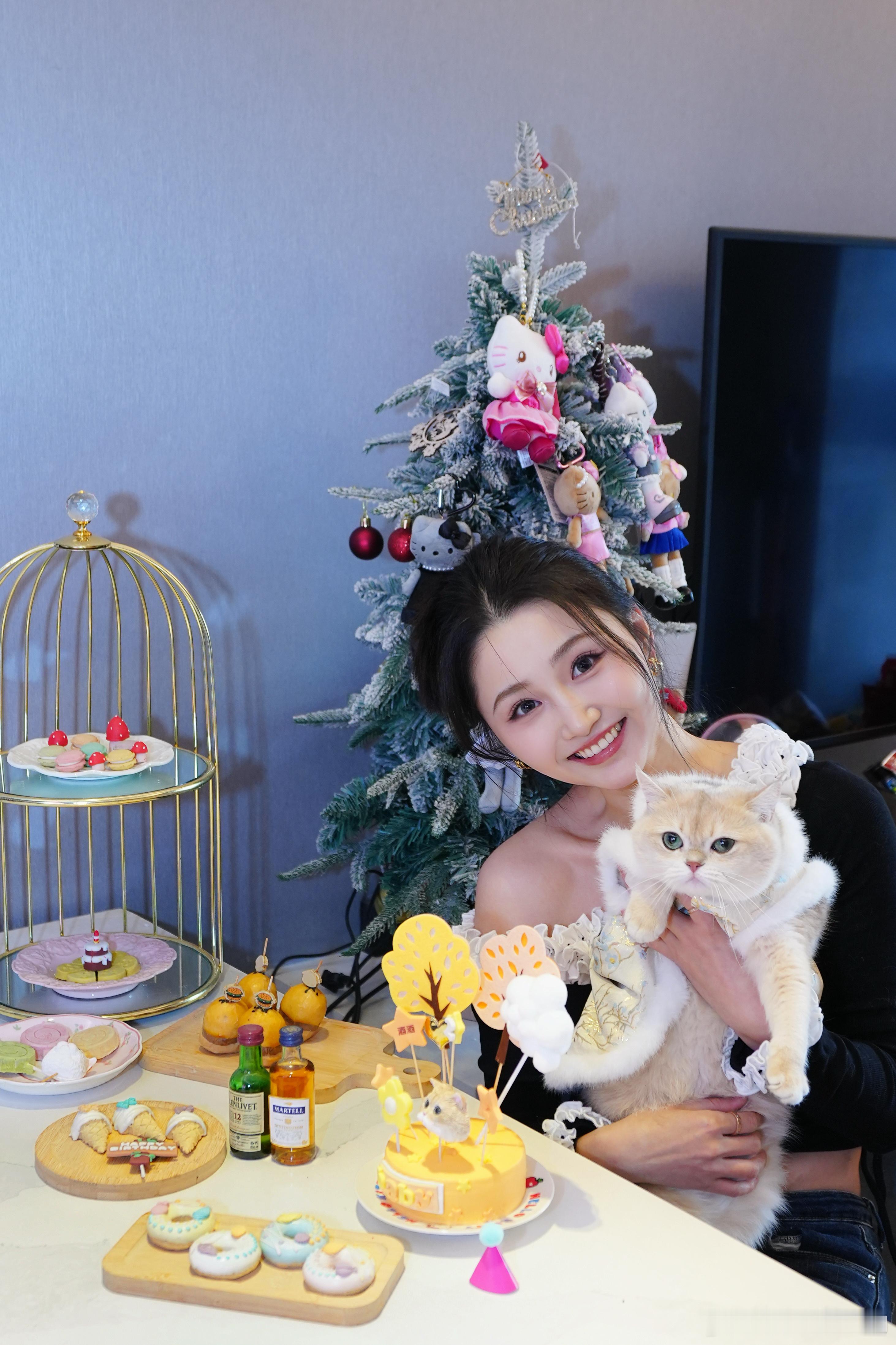 恭喜这位小朋友两岁啦🎂🎉酒酒的豪华下午茶：马爹利配汉堡 有酒😎有肉🥩日常