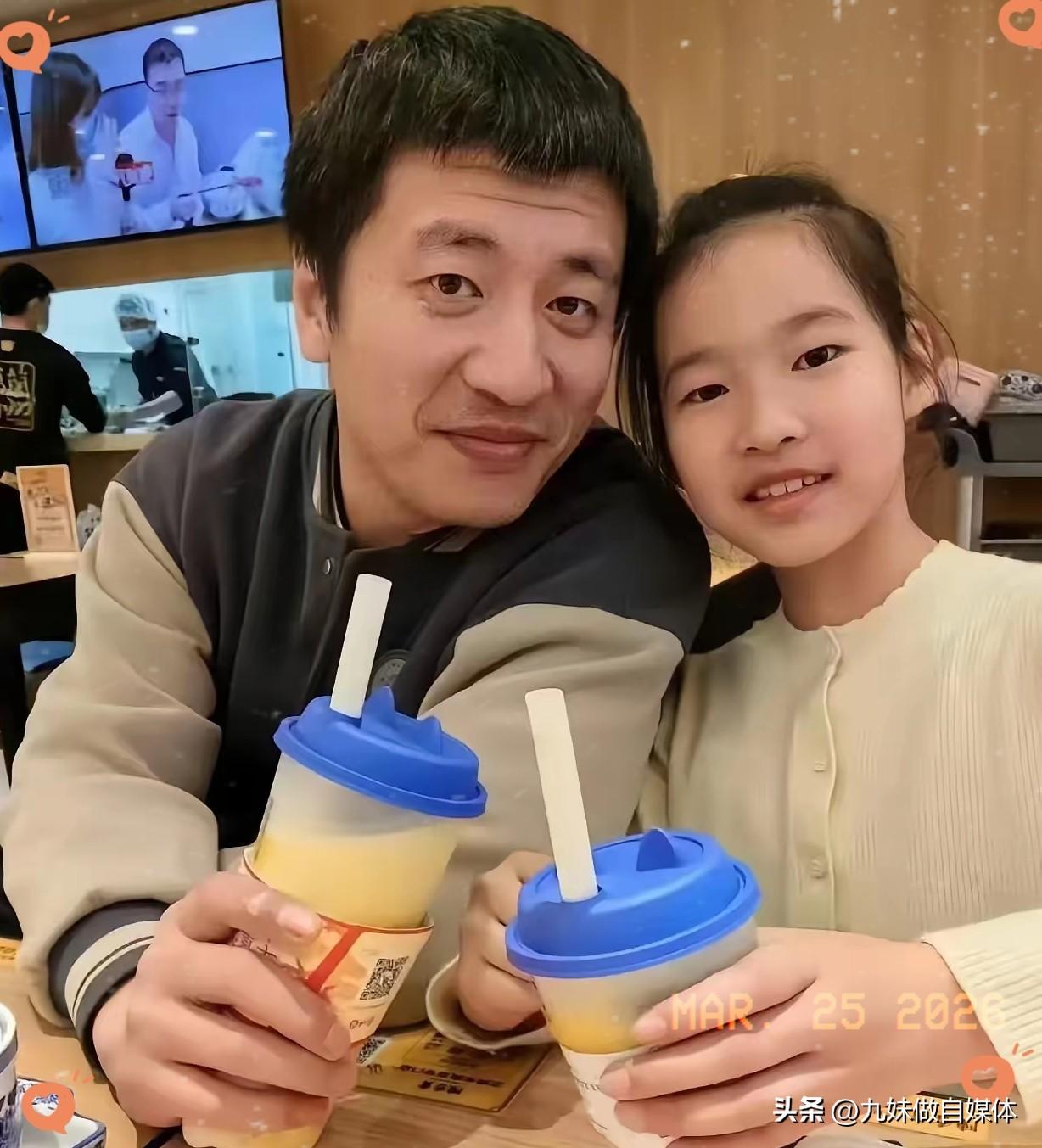 张学峰的去世，
难过的人有很多，
其中最让人心疼的，就是他的女儿张姩菡了。
 