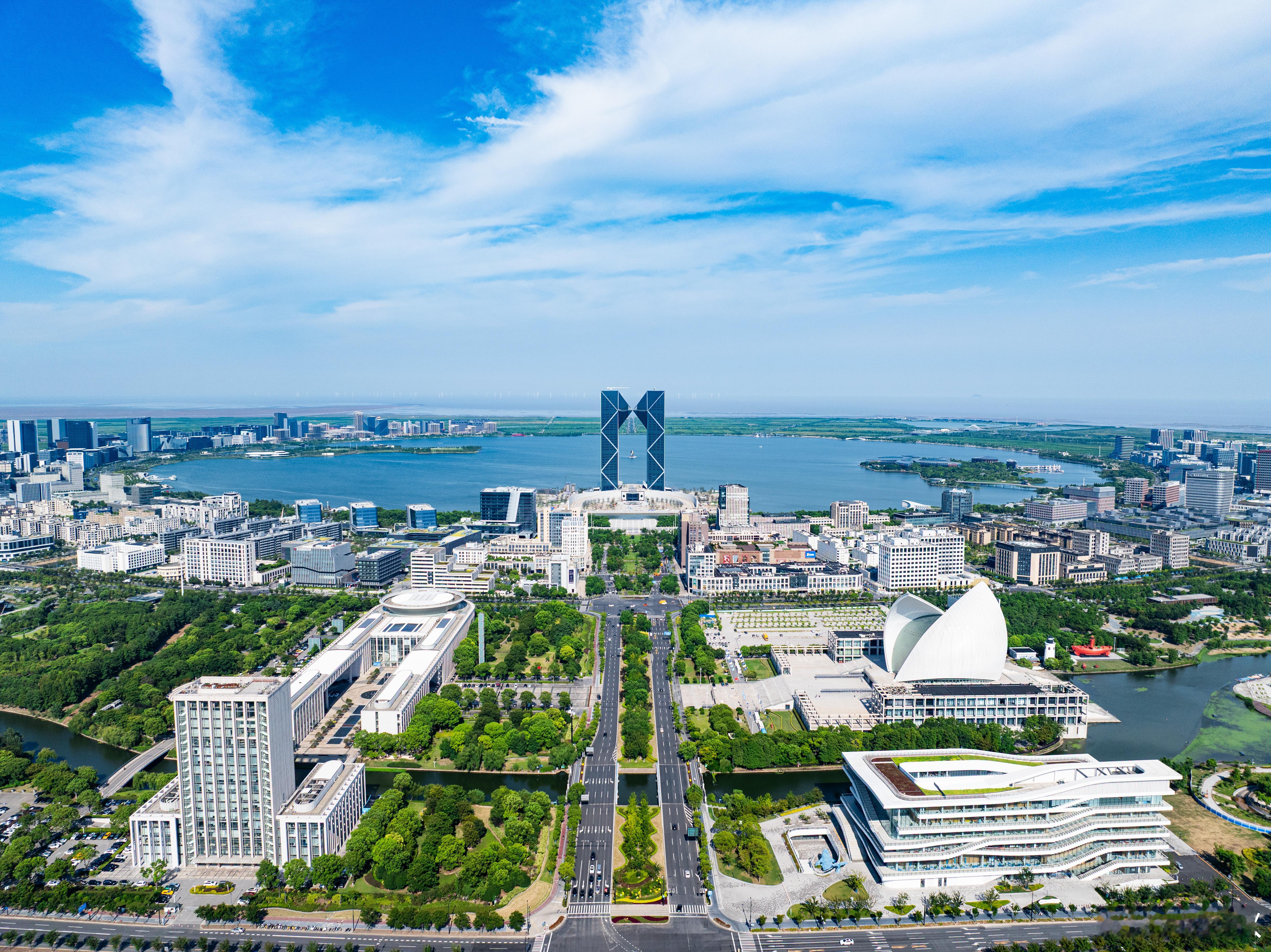 秋游秋秋一直说，要带粉丝去秋游，现在“秋游”来了。在临港管委会党群工作部的支持下