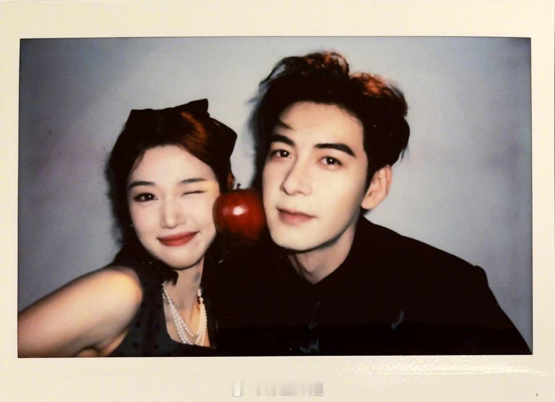 卢昱晓跟陈星旭的拍立得合照来啦，这两位合作的新剧《轧戏》也即将播出了，这两位的C