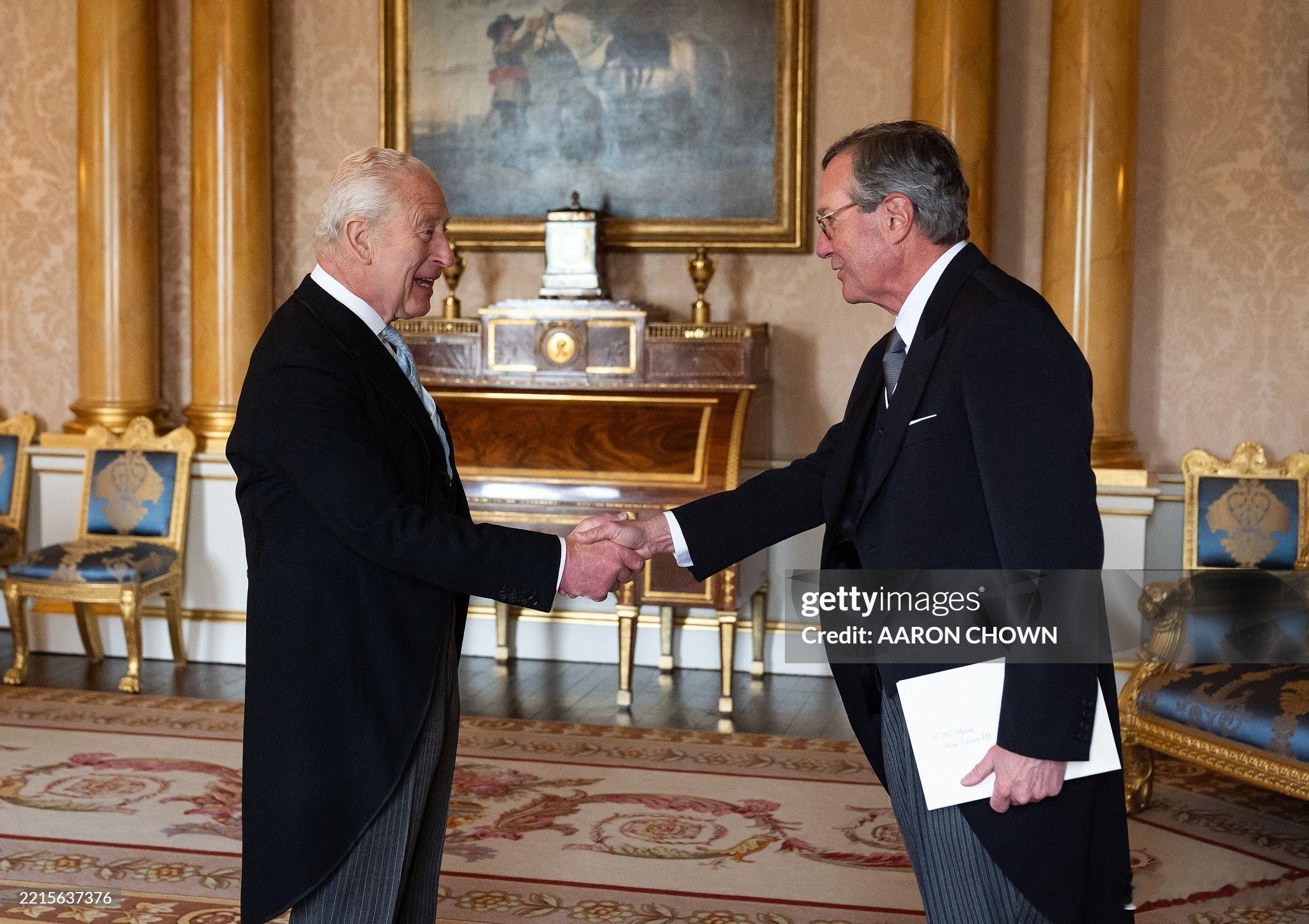 英国王室 🇬🇧5月21日，查尔斯三世国王在白金汉宫接见美国大使沃伦·斯蒂芬斯