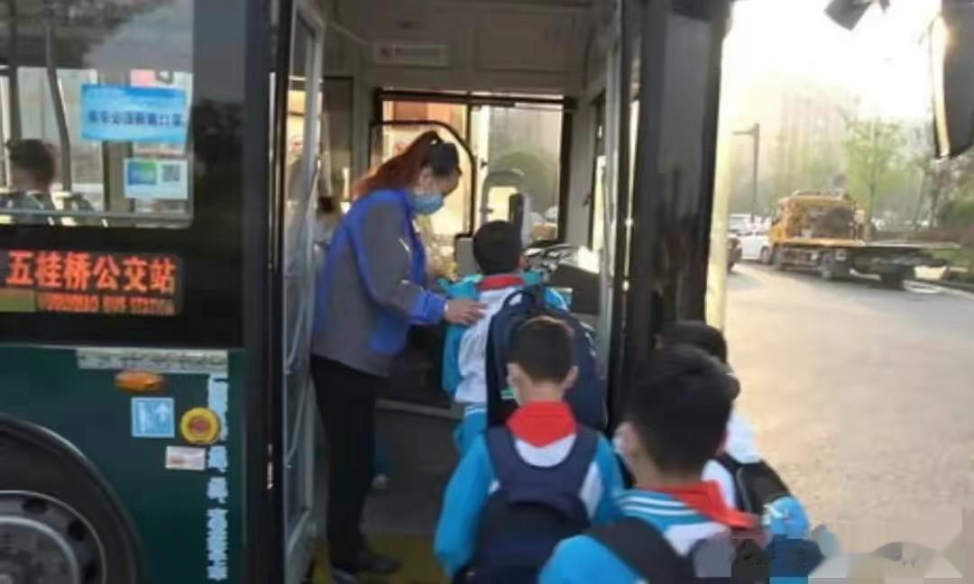 成都公交车男孩被打事件之后，我意识到：教会孩子吵架太重要了
成都公交车上，男孩与