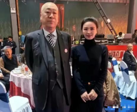 我就纳了闷了，河南新乡那个崔培军，网上看着发钱都不带眨眼的，结果当地司机跟我交了