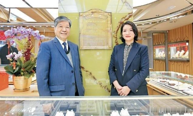 周生生黄金被偷了？

财不外露，可黄金门店生意太火，这种外露挡不住，还是被人盯上