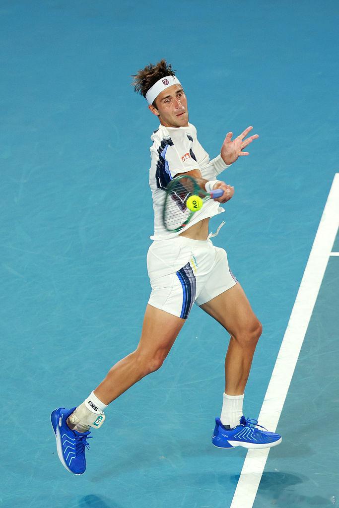 布勃里克2-0埃切维里澳网2026 男单第三轮，布勃里克前两盘均通过抢七获胜，目