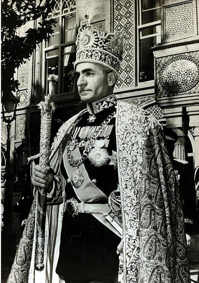 很多人只知道伊朗人曾经非常亲美，不知道伊朗人曾经极度亲德。
并且，伊朗人是在因为