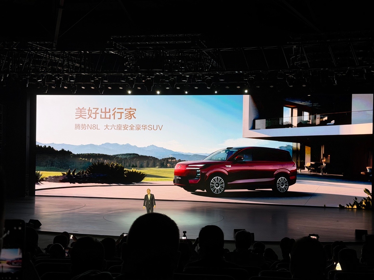 腾势 N8L 这才是家庭豪华大六座该有的样子。超大的六座空间，第三排超大调节空间