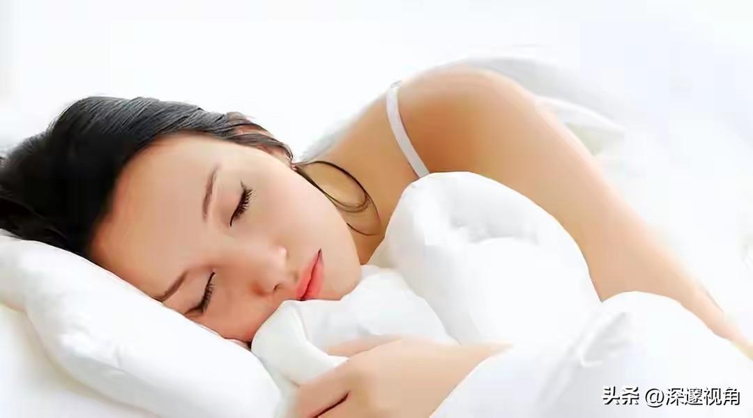 你是不是也这样：白天涂最贵的精华，晚上熬最深的夜？
以为靠护肤品就能挽回好气色，