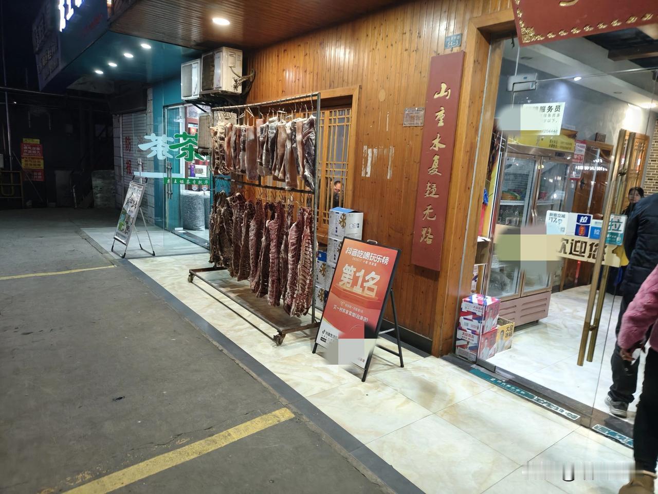 餐饮店，‘口碑’和‘团购’哪个更能吸引顾客？

我们楼下右面几家门店都是餐饮店，