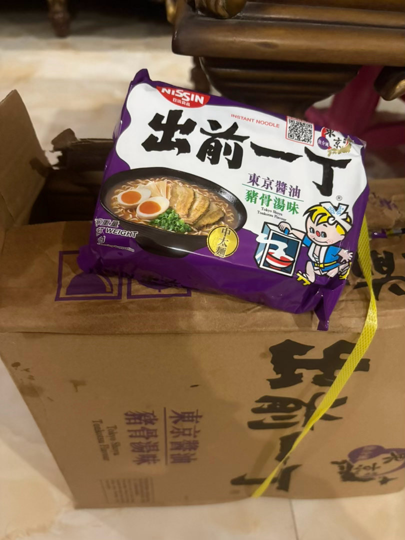 打游戏的时候我妈说买了泡面回来晚上吃泡面 结果出门一看居然买了一整箱出前一丁(我
