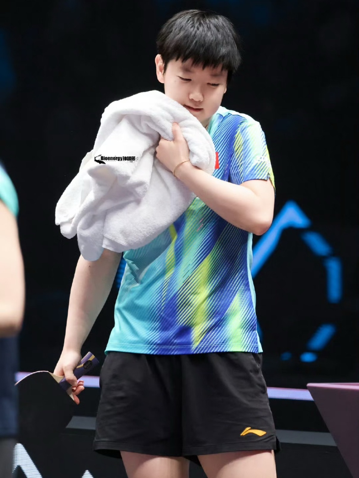 孙颖莎全力对待每一拍 孙颖莎始终以专注与执着对待赛场每一拍，不轻视、不松懈，把热