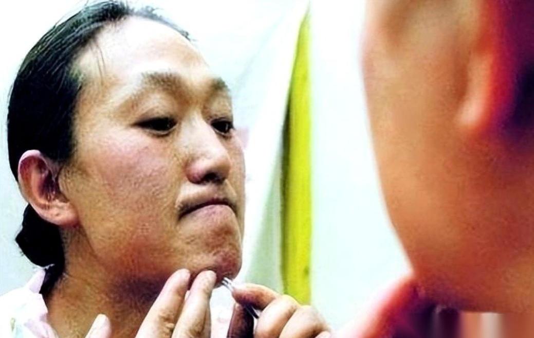 就那颗白色的小药片，教练说是“营养品”。她信了，一吃就是六年。代价是，她这辈子，