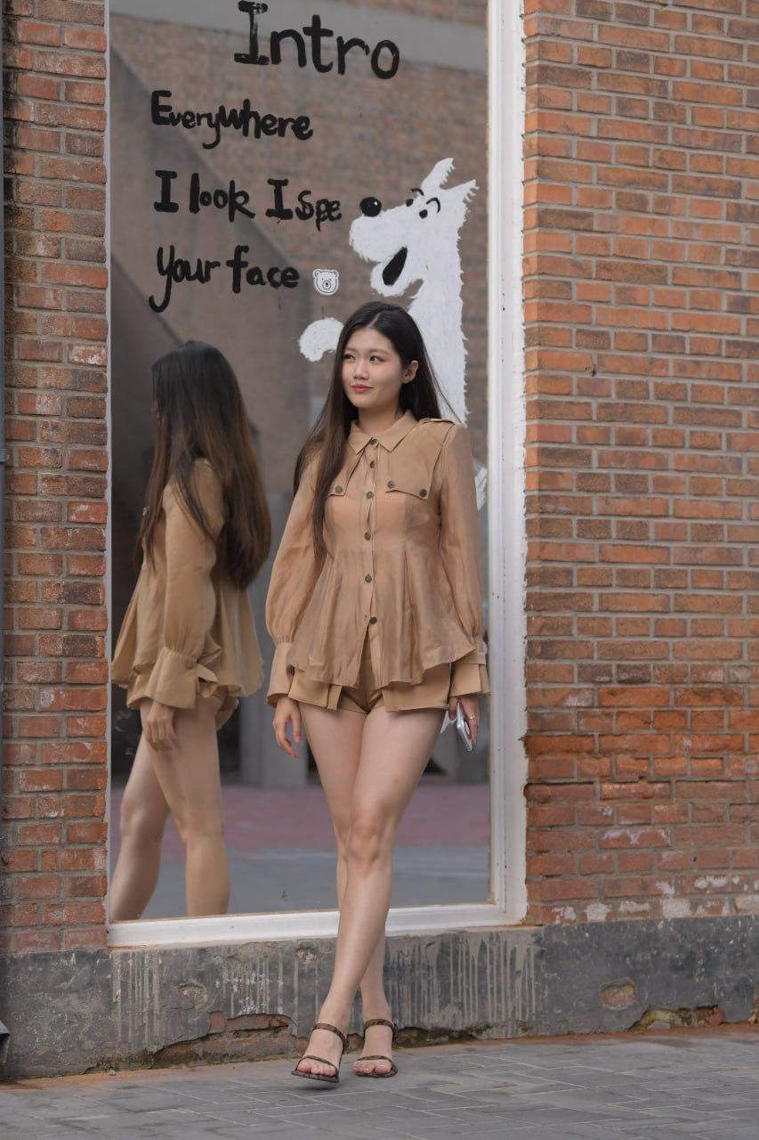 浅棕调晕染出朦胧柔纱感，工装纽扣与宽松轮廓揉进东方松弛。豹纹高跟扣住脚踝，衬得腿