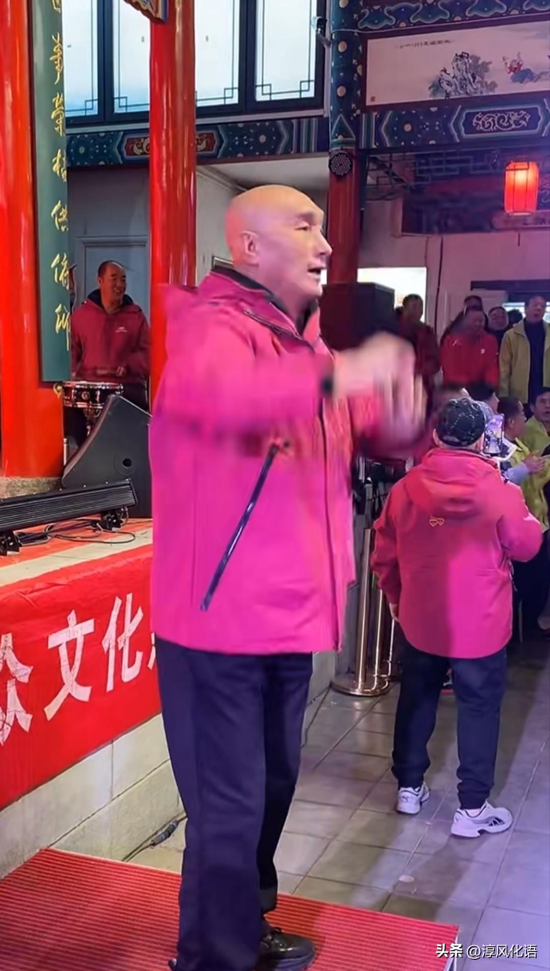 必须有。有无话不谈的异性朋友，可以减压，探讨生活中的烦恼。有的异性朋友有知识有阅